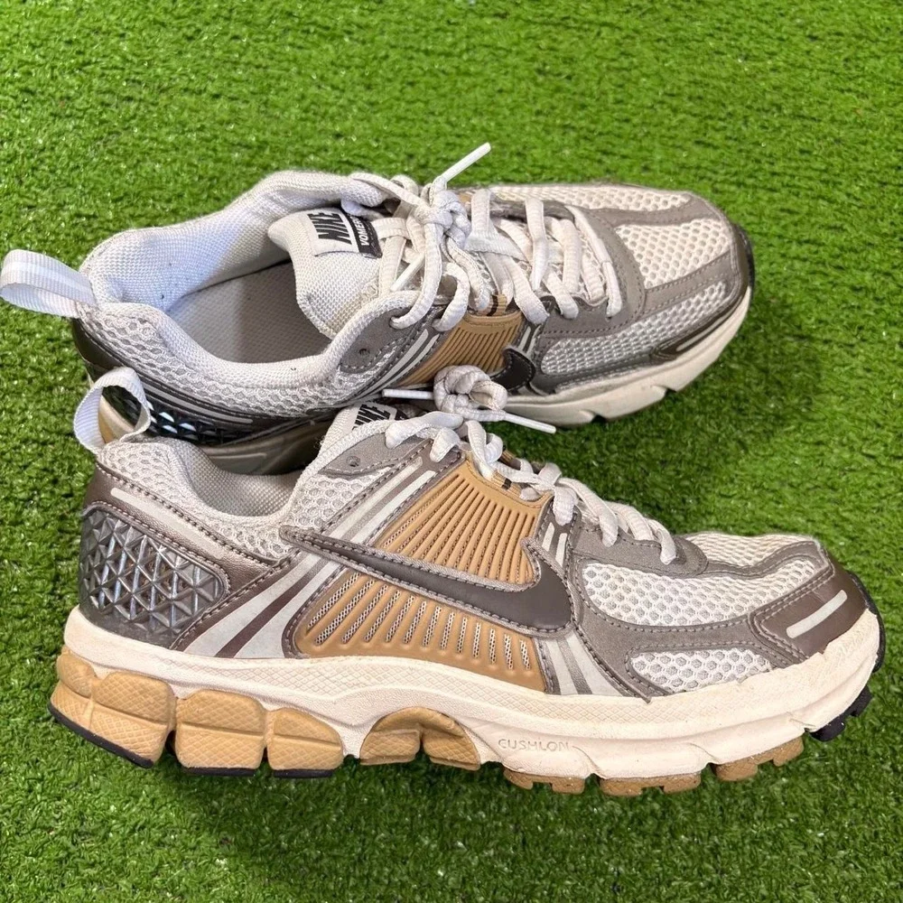 Nike Zoom Vomero 5 Metallic Kids 4.5Y Women 6/6.5 Athletic Shoes Sneakers Retro